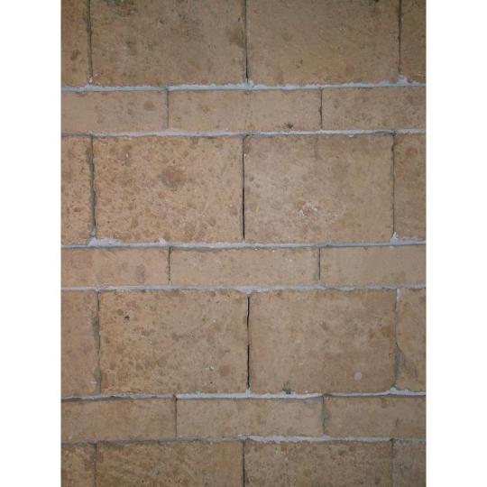 tenky prirodny kamen blok tufa plot oporny mur vinny sklipek kamenny obklad murivo prvok vinaren rustikalny kamen prirodny kamen stredomorsky dom stena tufa podlaha domova stena.jpg